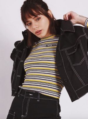 Campera de jean negra costura blanca inquieta