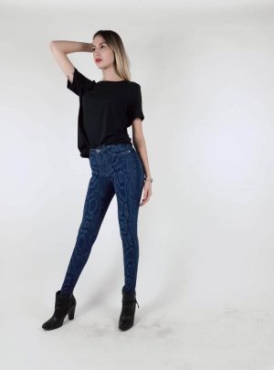Jean reptil azul tiro alto. Inquieta CH579